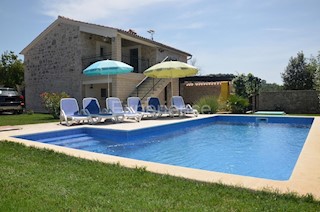 Nelle vicinanze di Parenzo - casa in pietra ristrutturata con piscina