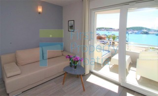 RG1638 - Palazzina in prima fila al mare, Rogoznica, in vendita