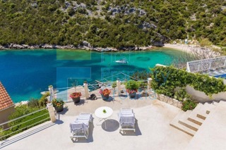 TG1585 - Casa situata a soli 40 metri dal mare, zona Trogir, in vendit