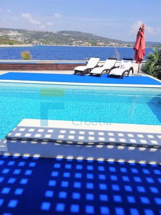 RG1406 – Villa fronte mare nei pressi di Rogoznica, in vendita