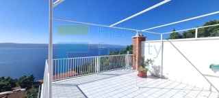 OM1615 - Palazzina in un insediamento sulla riviera di Omiš, in vendit