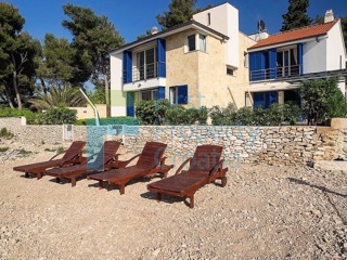 BR1278 - Casa prima fila al mare con appartamenti, Brač, in vendita