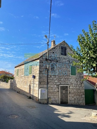 BR1679 - Stara kamena kuća na centralnoj poziciji, Brač, na prodaju