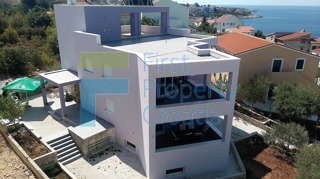 RG0811 - Villa a 50m dal mare, vicino a Rogoznica, in vendita