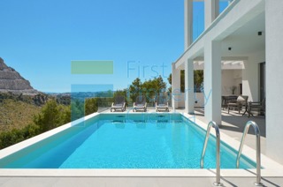 ST1566 - Villa su un ampio terreno, vicino a Spalato, in vendita