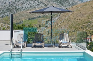 ST1566 - Raskošna vila na velikoj parceli, okolica Splita, na prodaju