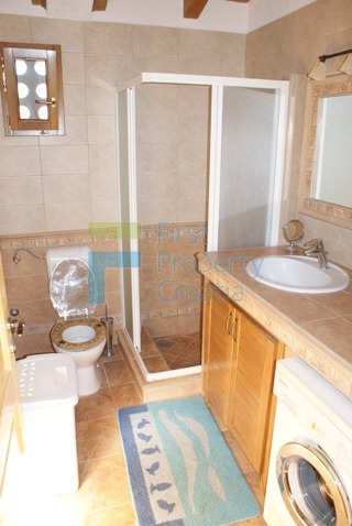 RG0824 - Villa in pietra con piscina, zona Rogoznica, in vendita