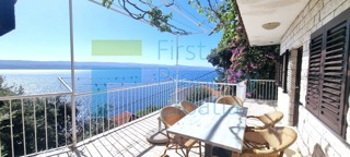 OM1681 - Casa a soli 50m dal mare, nei pressi di Omiš, in vendita