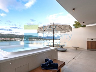 TG1652 - Ville fronte mare sopra la spiaggia, Trogir, in vendita