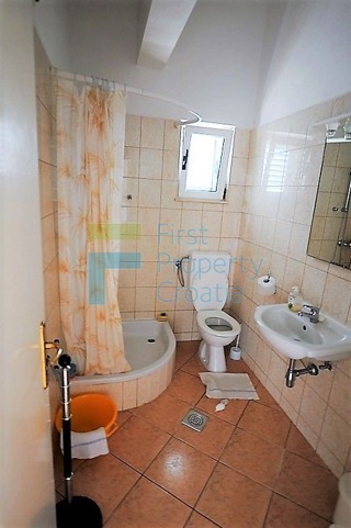 RG1259 - Casa in vendita a soli 60 metri dal mare, vicino a Rogoznica