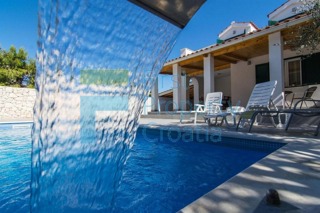 TG1589 - Villa nelle vicinanze del mare, zona Trogir, in vendita