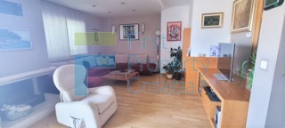 ST1666 - Prostrana vila blizu mora u predgrađu Splita, na prodaju