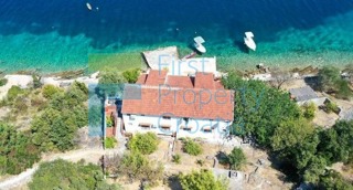 TG1682 - Casa fronte mare su un'isola vicino a Trogir, in vendita