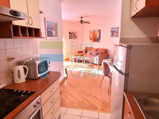 TG1688 – Appartamento situato a soli 70m dal mare, Trogir, in vendita