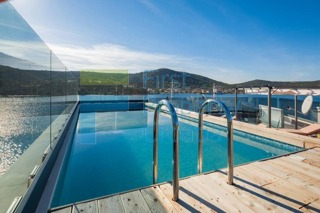 TG1552 - Villa fronte mare in un villaggio vicino a Trogir, in vendita