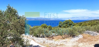 SO1694 - Građevinsko zemljište s pogledom na more, Šolta, na prodaju
