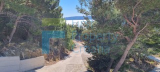 OM0961 - Terreni edificabili a 250 m dal mare, zona Omiš, in vendita