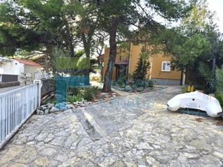 SI1726 - Kuća položena iznad plaže, u blizini Šibenika, na prodaju