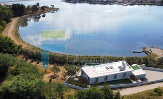 ZD1601 – Villa fronte mare in una città vicino a Zara, in vendita