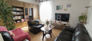 PolA, centro, monolocale più una stanza, balcone, vista sul mare