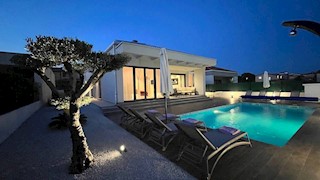 Villa moderna con piscina