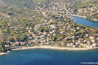 Bellissimo terreno a Brač, a 300 metri dal mare. CONVENIENTE!