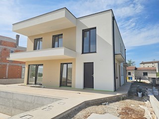 Casa bifamiliare con piscina, vicino a Parenzo