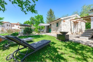 Affascinante bungalow con garage, jacuzzi e giardino mediterraneo – vicino a Poreč, Istria