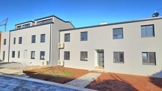 Appartamento nuovo al piano terra 51 m² con giardino e terrazza, circa 5 km da Parenzo e dal mare.