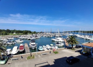 Červar Porat: PRIMA FILA SUL MARE, appartamento con tre camere da letto, superficie 62 m², 2° piano