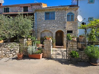 Casa in pietra in vendita vicino a Parenzo, a ca 4 km dal mare