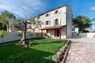 Autentica casa in pietra istriana con piscina e vista mare – in vendita, vicino a Parenzo
