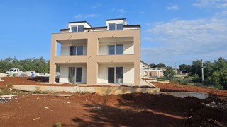 Appartamento con giardino vicino a Parenzo – Nuova costruzione, senza imposta di trasferimento!