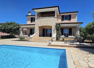 Villa singola con piscina a soli 5 km dal mare!