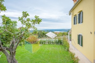 Opportunità! Casa in pietra ristrutturata in vendita in Istria con incantevole vista sul mare