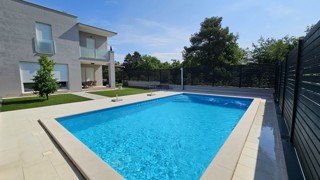 Casa bifamiliare con piscina in vendita, a soli 400 m dal mare, vicino a Cittanova, Istria