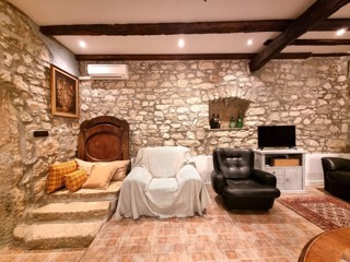Parenzo, casa in pietra a schiera