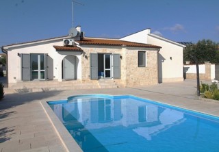 Vendesi – Casa singola mediterranea con piscina e cucina estiva, vicino a Parenzo