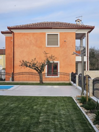 Casa singola con piscina a soli 300 m dal mare vicino a Cittanova