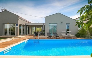 In vendita: casa  con piscina vicino a Parenzo – 120 m², arredata, affitto avviato