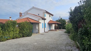 A circa 13 km da Parenzo e dal mare, casa con piscina, 3 camere da letto e barbecue-  arredata.