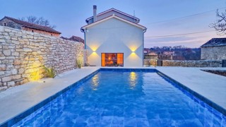 Svetvinčenat- casa in pietra ristrutturata con piscina in Istria centrale