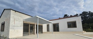 Immobili Istria: Nuova Casa Piano Unico con Piscina e Garage, Zona Parenzo