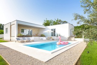 Bellissima Villa su Unico Piano con Piscina Riscaldata vicino a Labin – In Vendita