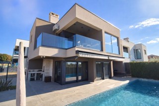 In vendita – Villa di lusso moderna a Poreč, a soli 500 m dal mare