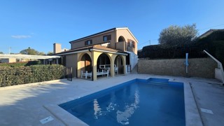 Casa con piscina e vista panoramica in vendita – Parenzo, Istria
