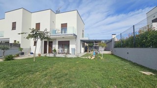 Kaštelir, casa con il giardino