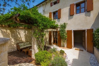 Vendesi casa in pietra ristrutturata con cortile, vicino a Parenzo e al mare