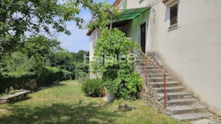 Parenzo 20 km - Due case in pietra da ristrutturare con ampio cortile, posizione tranquilla