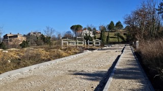 Dintorni di Montona - Terreno edificabile con vista su Montona